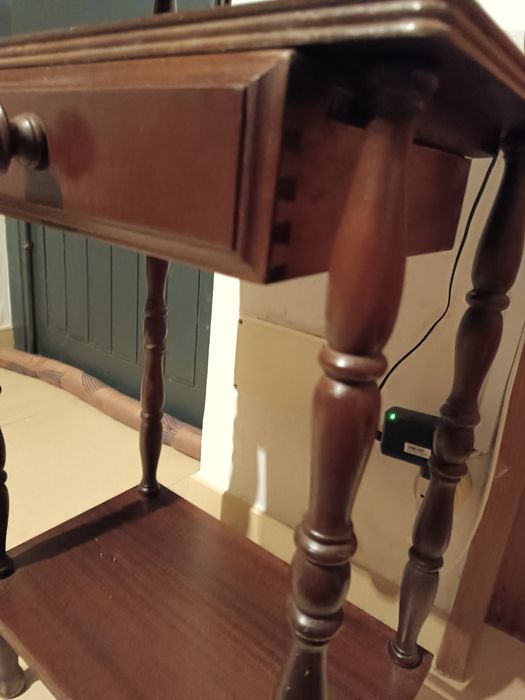 Móvel de apoio com gaveta