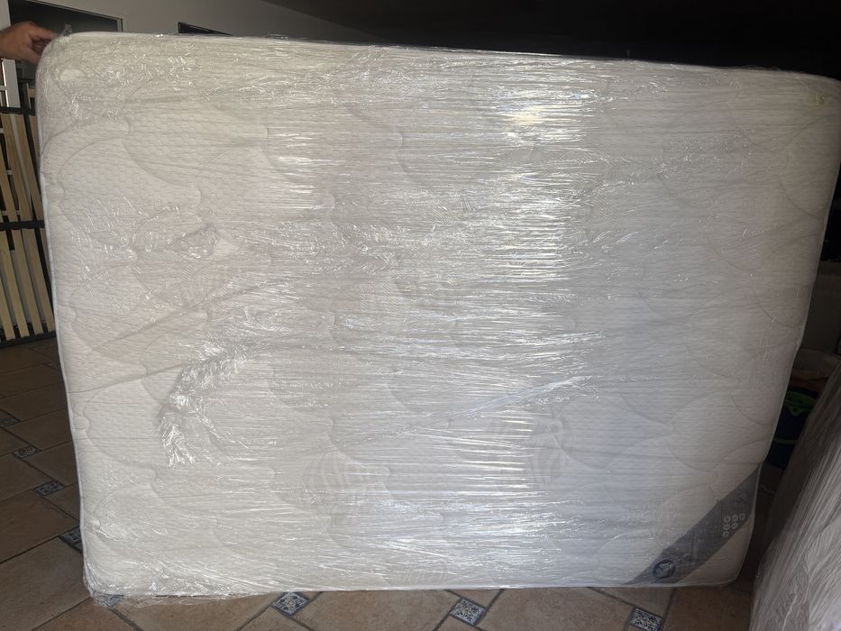 Cama com colchão e estrado