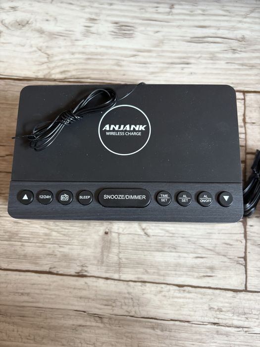 ANJANK Cyfrowy budzik radiowy z bezprzewodowym ładowaniem