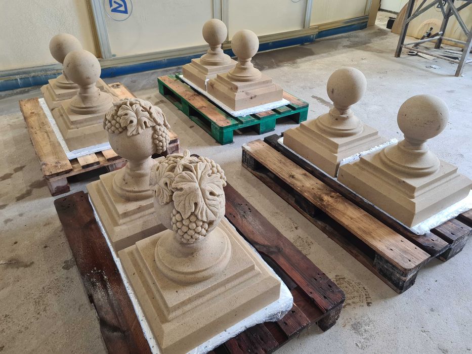 Nakrywa na słup z kulą | Piaskowiec | 50×44×44 cm |