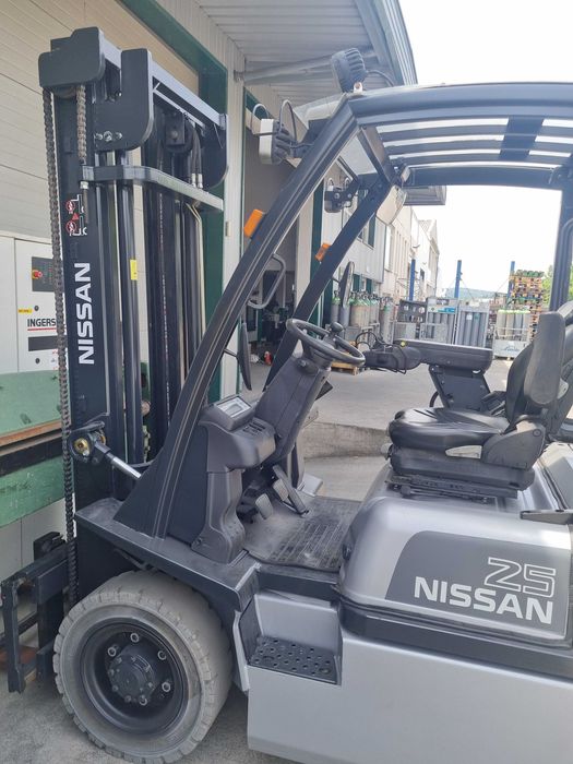 Empilhador NISSAN a gás como novo