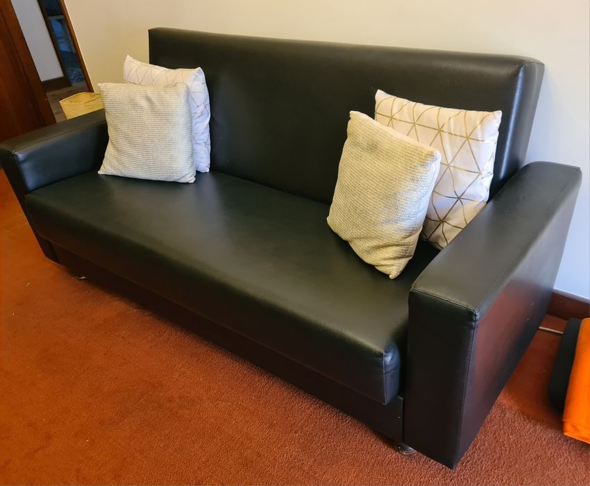 Sofá em pele sintética preto