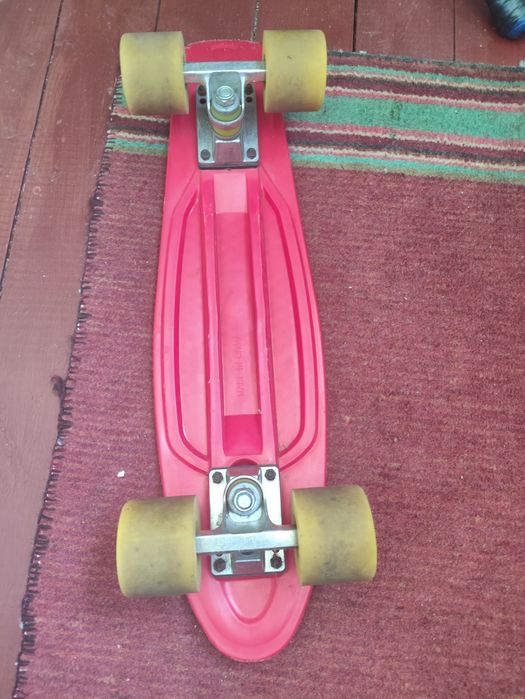 Продам красный скейт