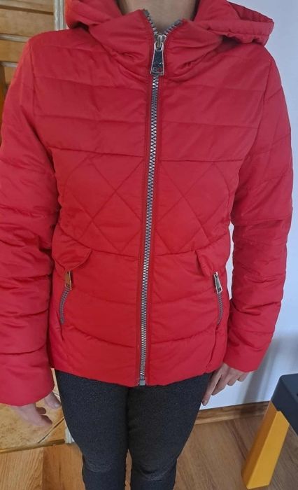 Czerwona intensywna kurtka