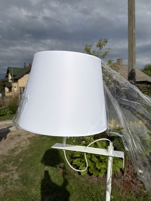 Lampa stojąca biała na metalowej stopie