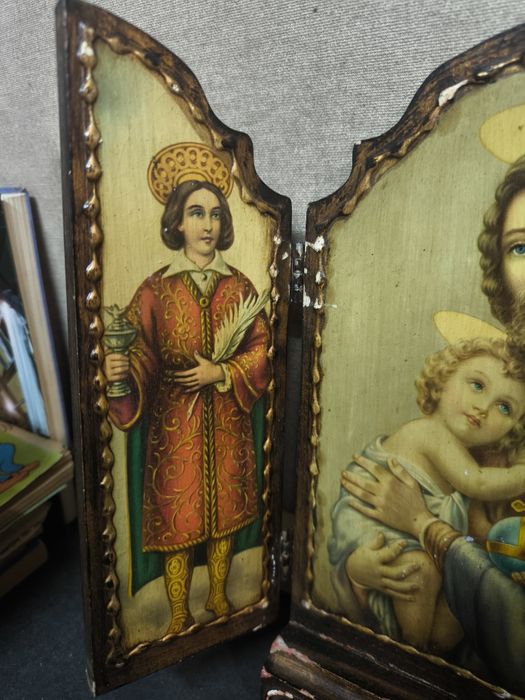 Oratório Portátil em Madeira com Imagen
Vende-se um belo Oratório Tríp