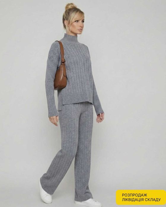 Продам стильний жіночий костюм із в’язаного трикотажу: светр + штани.