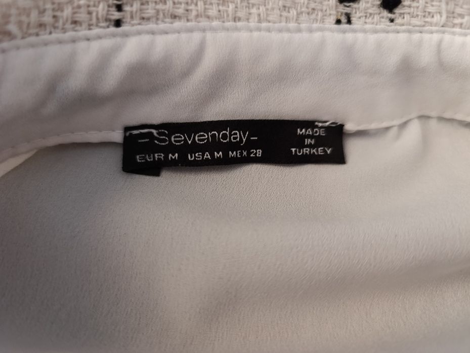 Стильний жіночий костюм