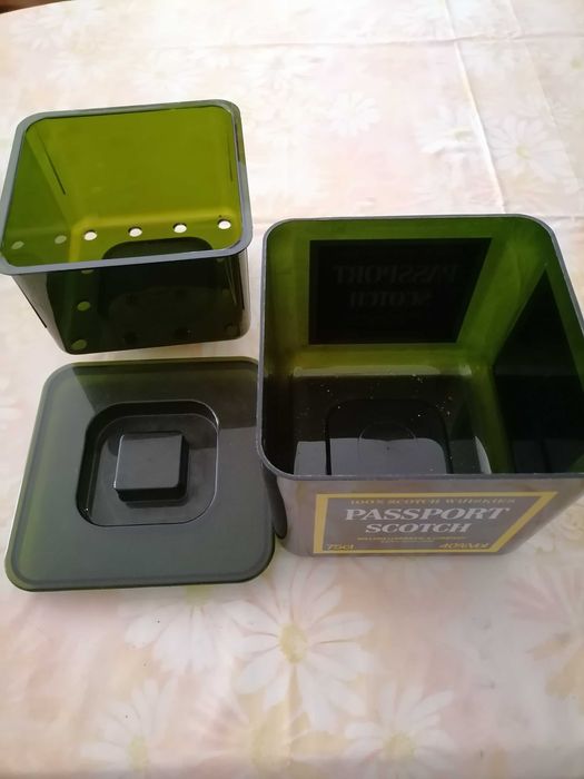 Balde de gelo em plástico