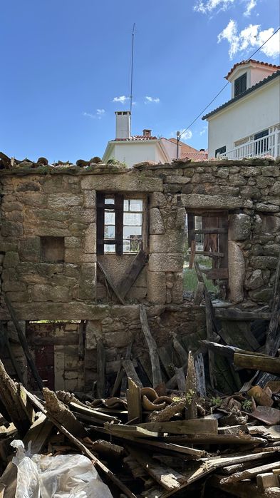 Vende-se pedra e local numa aldeia de Celorico da Beira, para reconstrução, papeis em dia
