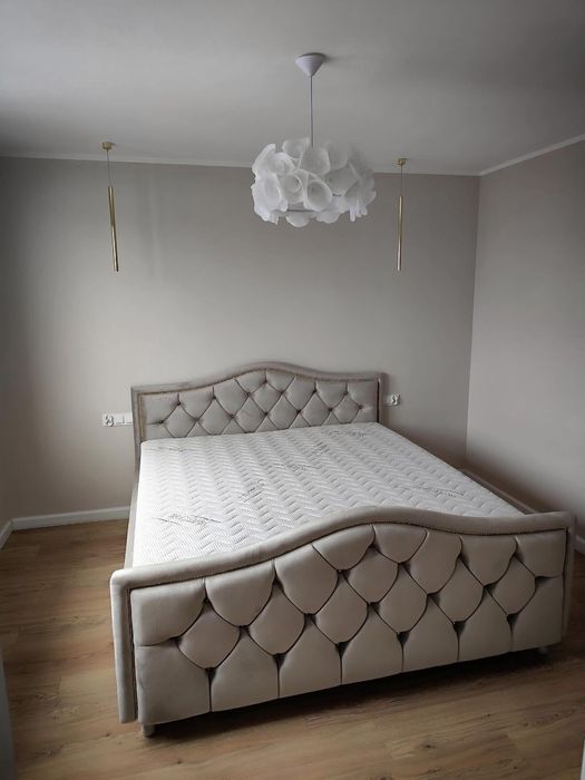 Łóżko sypialniane w stylu glamour z falą