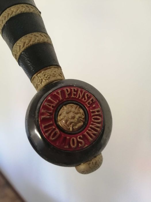 Expositor de parede com adagas históricas