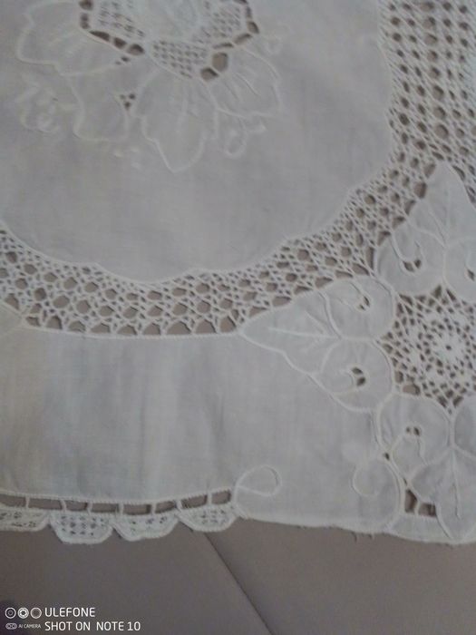 Toalha de mesa sala de jantar branca , bordada , nova.