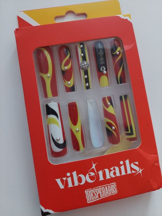 Sztuczne paznokcie,  tipsy. Desperados + Spotify