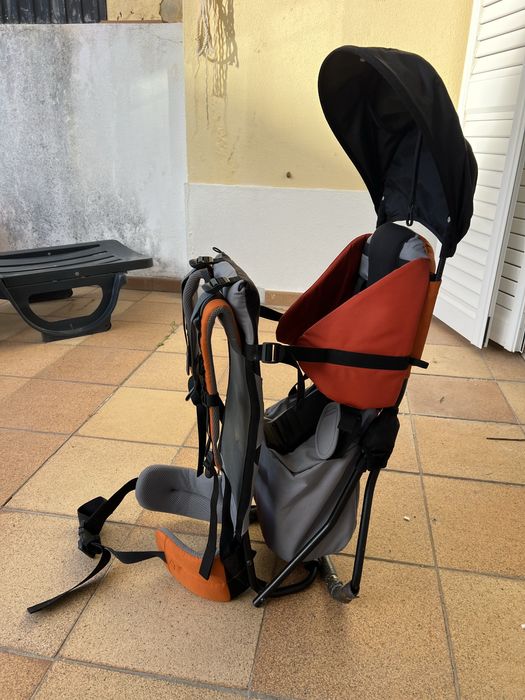 Mochila porta-criança Deuter Kid Aircomfort com capota