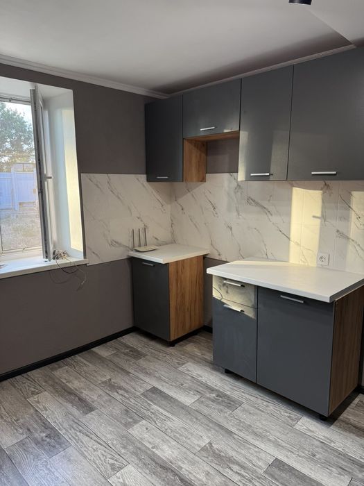 Часть дома и 10 соток 
Асфальтированная улица.
Учас