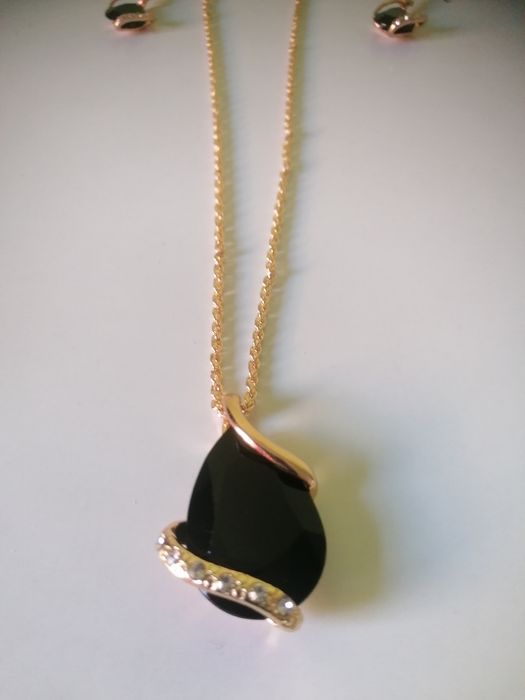 Conjunto de colar e brincos preto e dourado