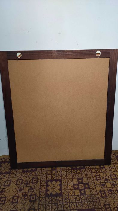 Lustro wiszące w drewnianej ramie