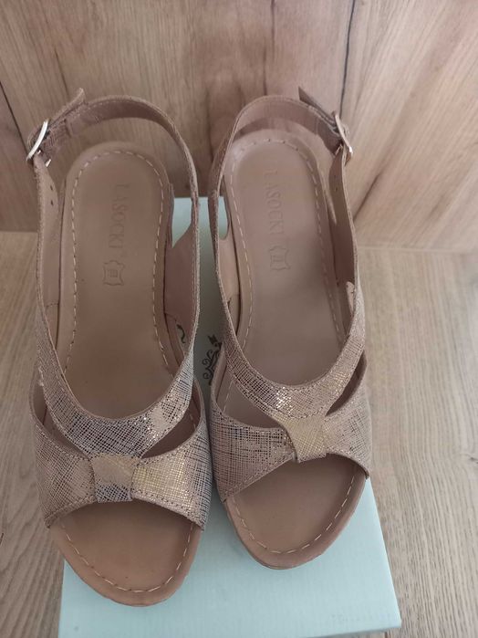 Nowe sandaly lasocki zlote koturna 39