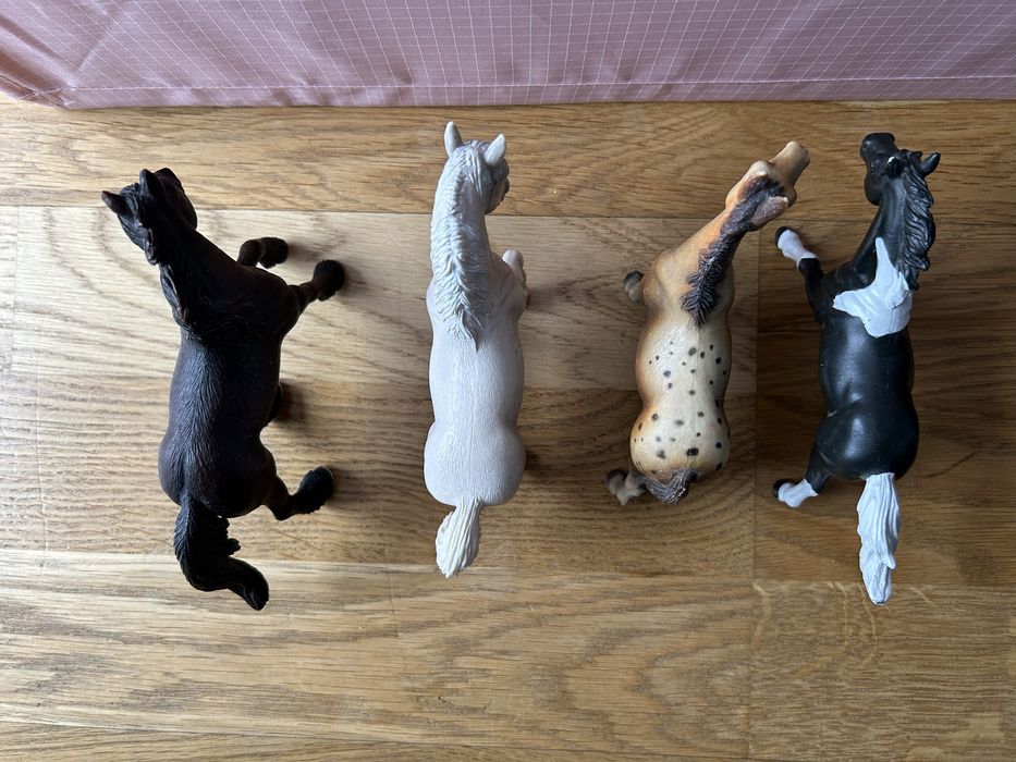 Figurki koni – zestaw 4 szt. (Schleich + 1 innej marki)