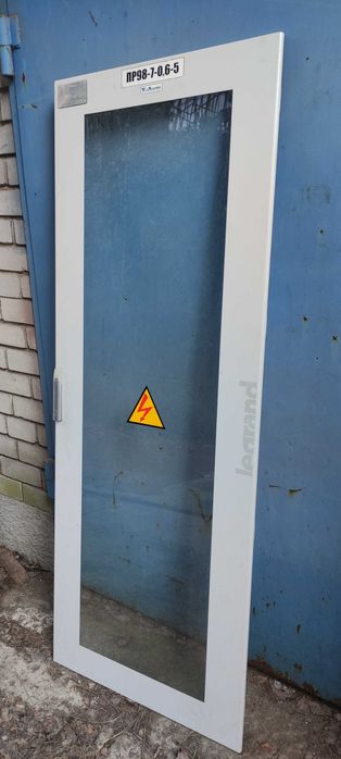 Фирменные металлические двери для вальеры или хозяйственных построек.