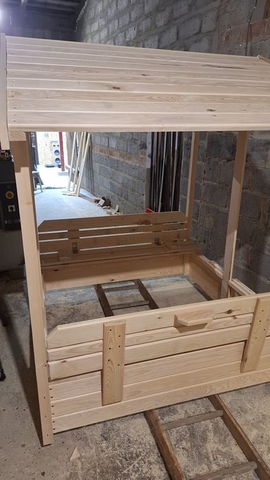 Piaskownica dla dzieci z dachem