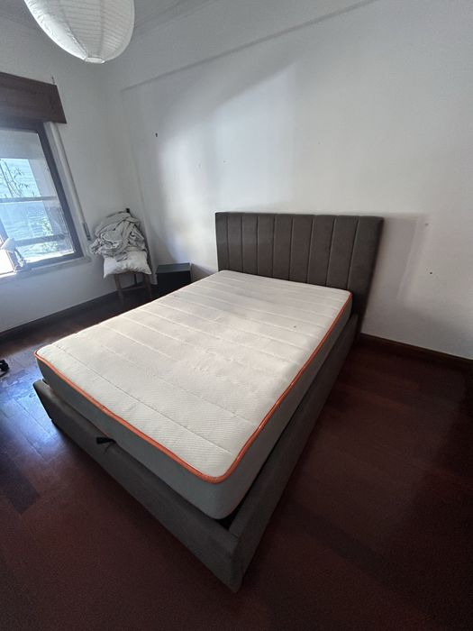 Estrutura de cama HASLEV (JYSK) 140x190 - Cinzento escuro com arrumacao | 230€