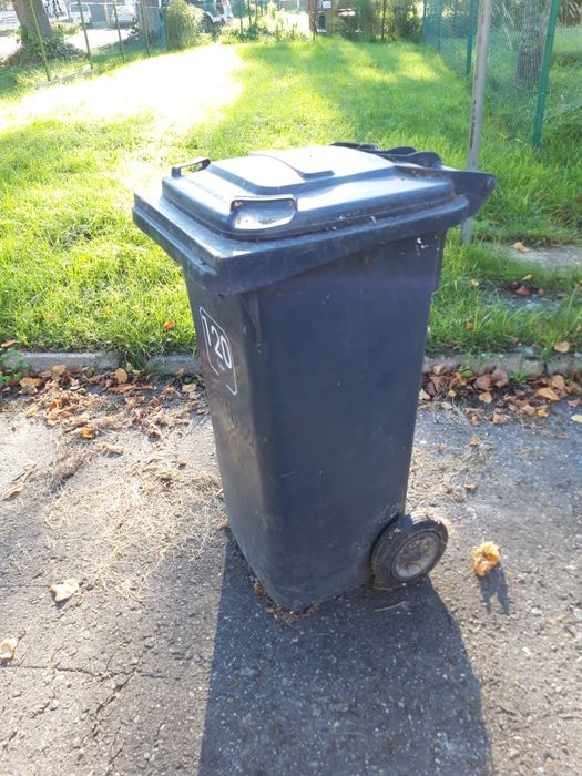 Kosz na odpady 120l plastikowy z kółkami