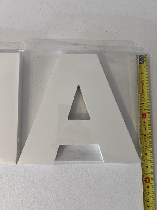 Nome “Joana” em letras decorativas de madeira