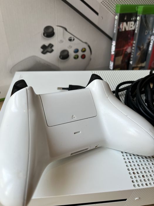 Xbox One S 1TB  w bardzo dobrym stanie