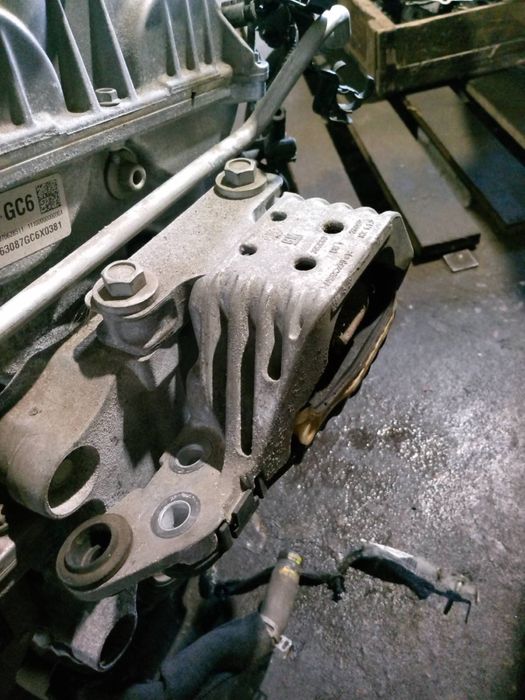 Chevrolet volt 2 подушка двигуна права ліва