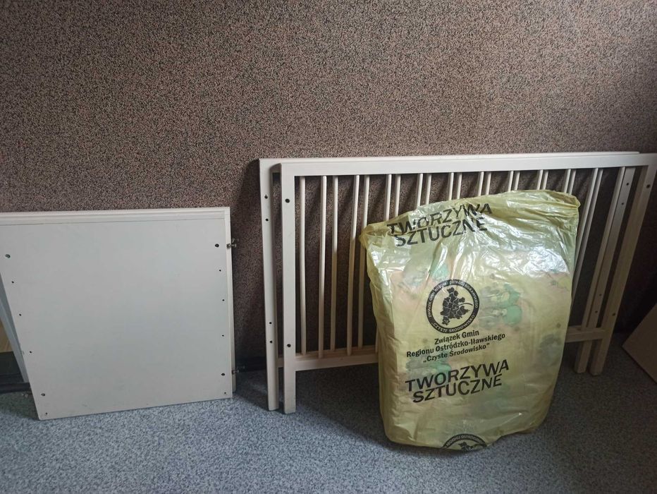 Solidne łóżeczko dla dziecka, drewniane, składane