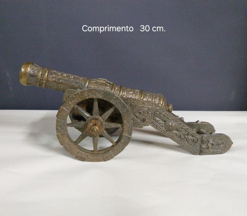 Canhão antigo em latão.
