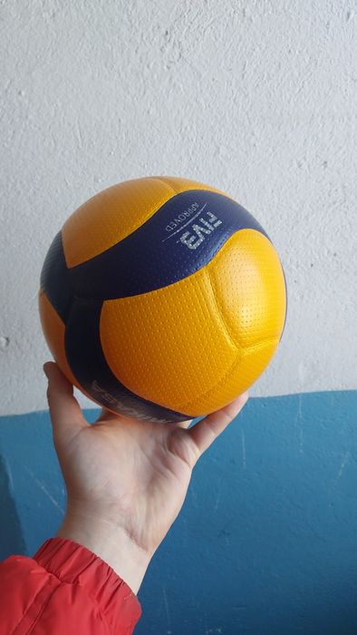 Профессиональный волейбольный мяч mikasa v200w