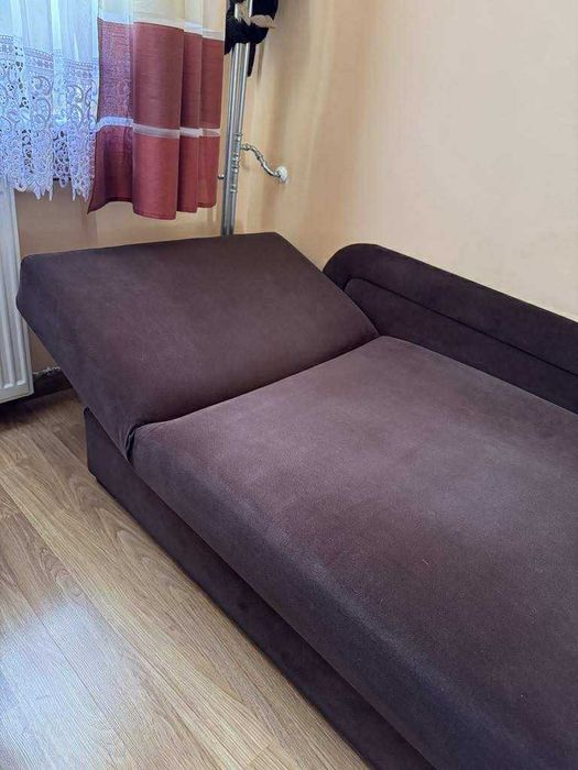 Tapczan z funkcją spania i pojemnikiem na pościel