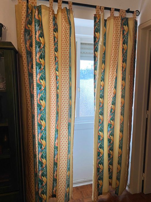 Cortinados estampados em seda estampada e cadeirões