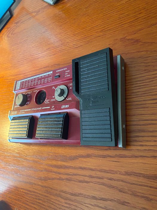Korg AX5B — Pedaleira multiefeitos para baixo