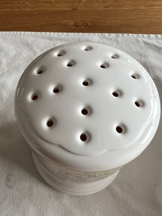 Pojemnik na mąkę lub cukier puder do posypywania