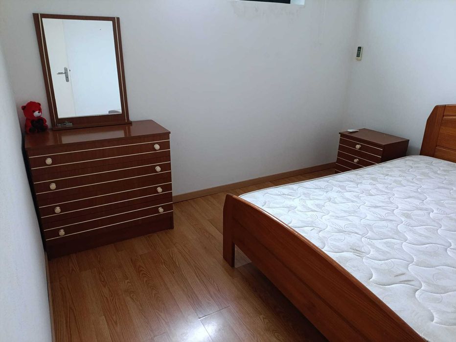 Cama de casal em pinho mel com estrado e colchão, oferta comoda/m cabe