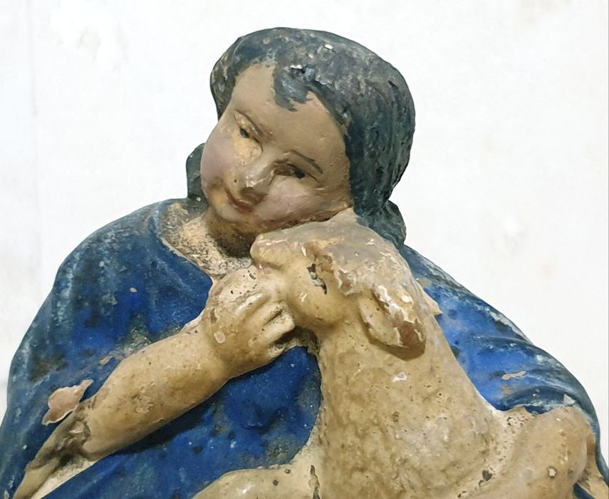 Amorosa antiga escultura do "Menino Jesus Bom Pastor" em cerâmica