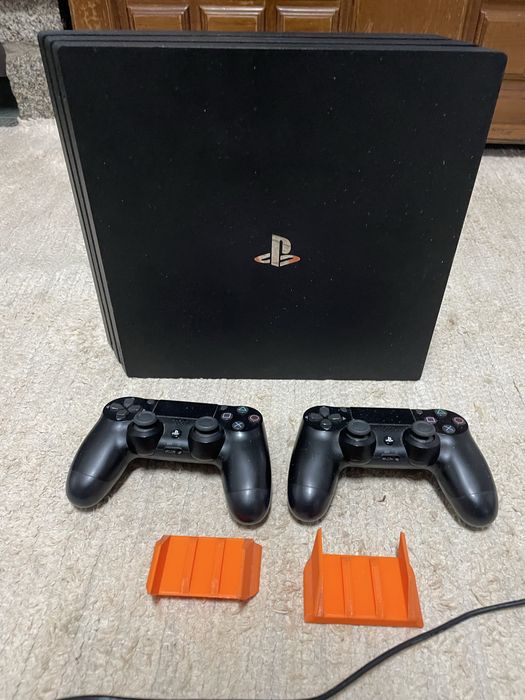 Ps4 Pro 1TB com 2 comandos (Negociável)