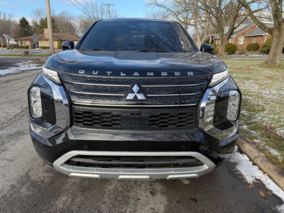 Mitsubishi Outlander      2023