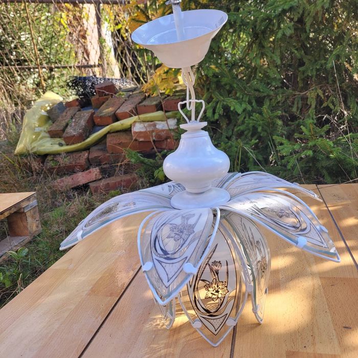 Biała lampa wisząca zdobiona