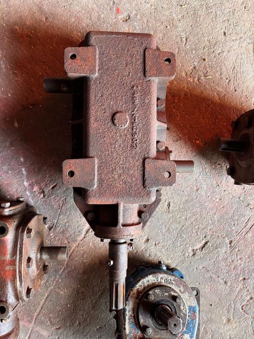 Przekładnia kątowa . Siłownik