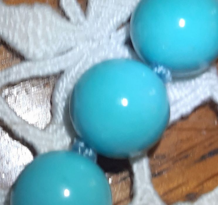 Colar de turquesas naturais com fecho em ouro.