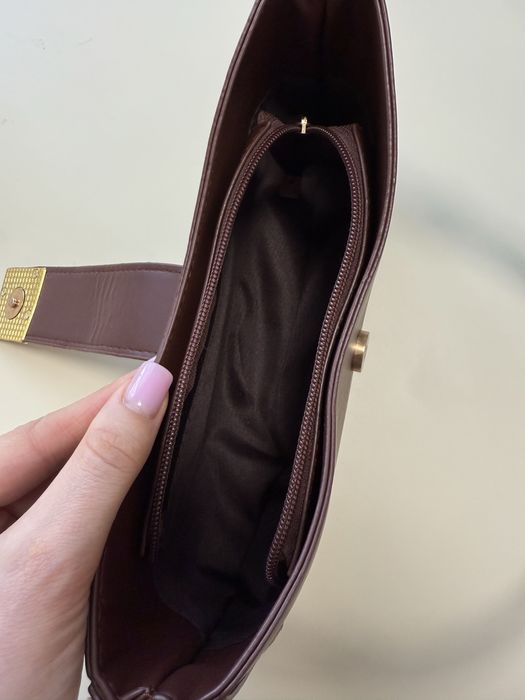 Стильна коричнева сумка з золотистою фурнітурою