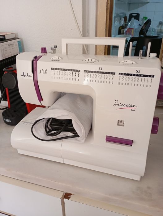 Vendo máquina de costura ,nova.