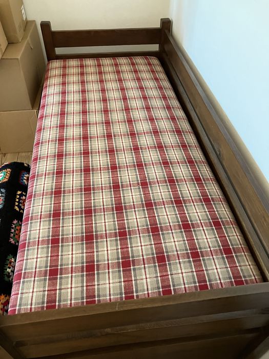 Sofá cama em madeira de castanho com gavetão (segunda cama), colchão e almofadões incluídos