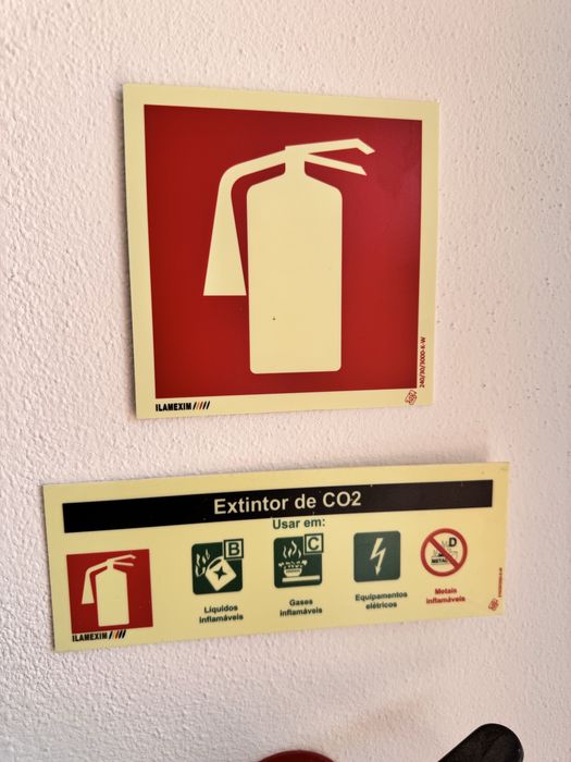 Extintor novo com placas de sinalização
