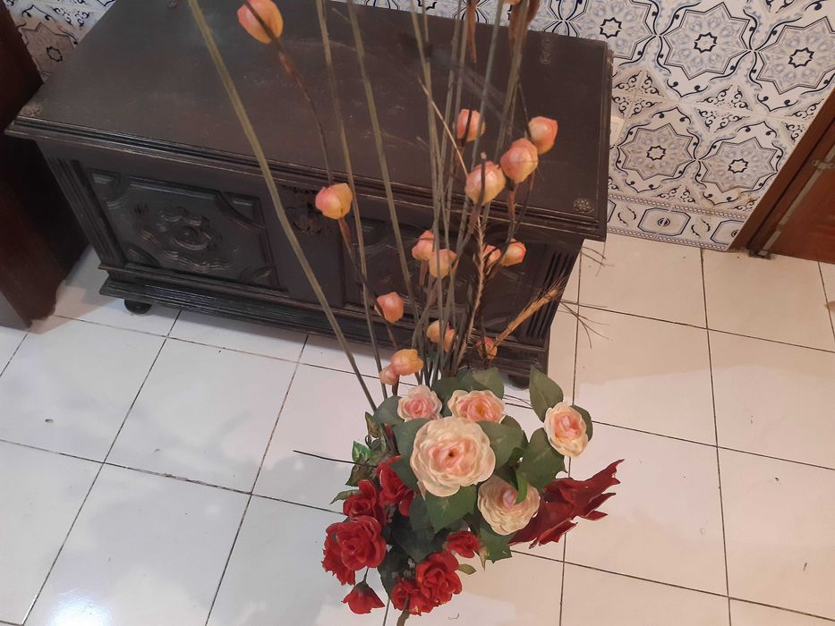 Jarra 35cm altura, c/arranjo flores artificiais,c/ altura total 1m40cm